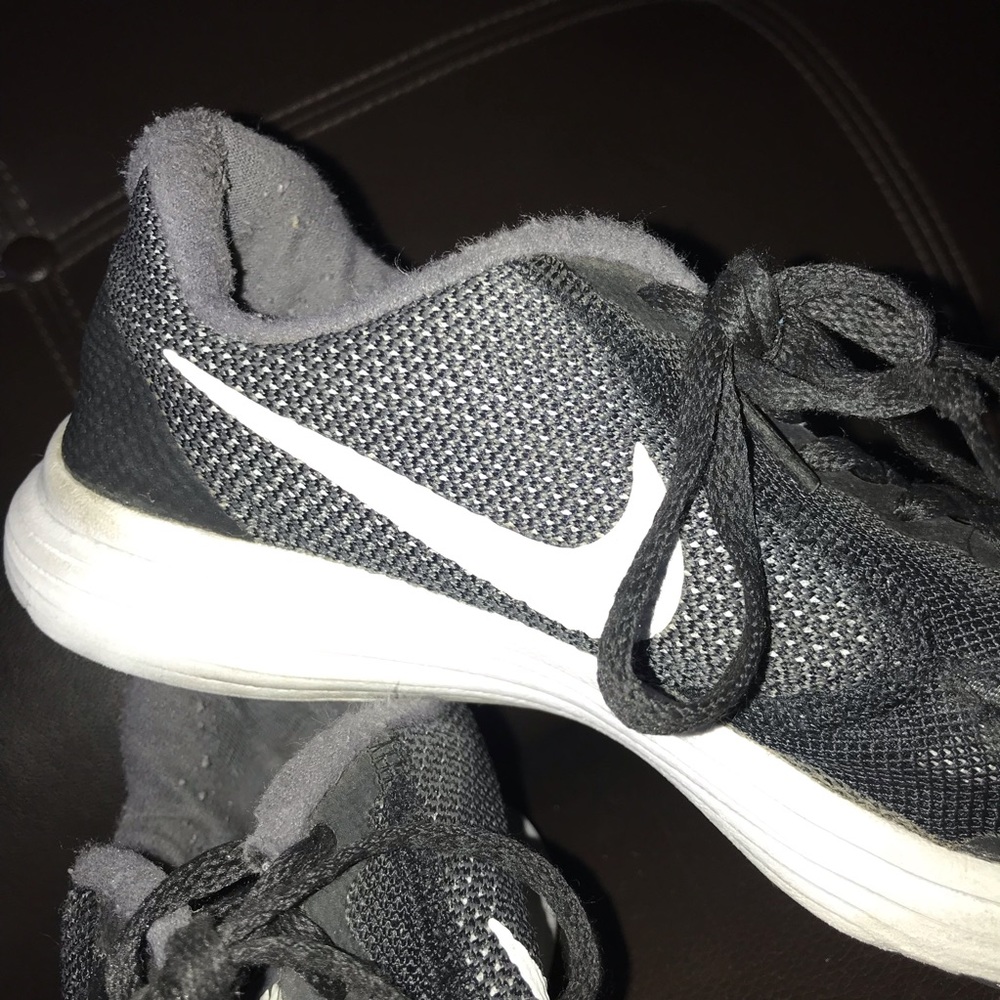 BLACK NIKE RUNNING SHOES - Picture 2 of 4